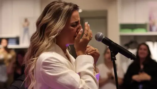 Carreira quase destruída! April Ivy confessa: “Todas as portas na indústria da música fecharam-se…”