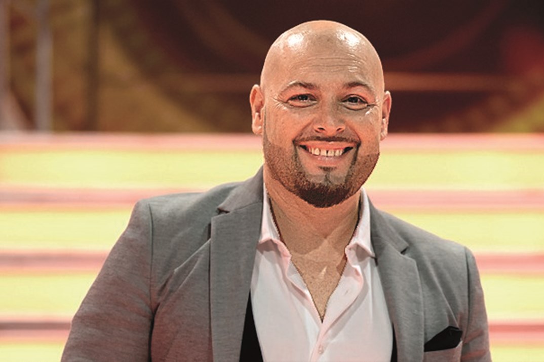 Cantor Melão sofre grave acidente de mota com a namorada 