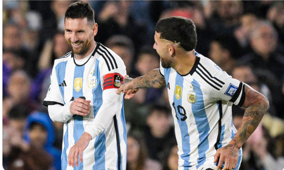Detalhe entre Messi e Otamendi já é viral