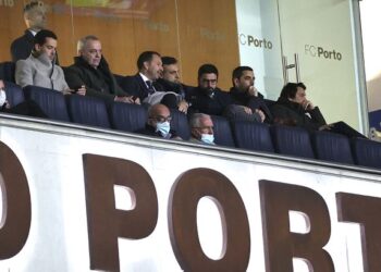 Frederico Varandas provoca tribuna de Pinto da Costa com beijos e um ‘adeus’