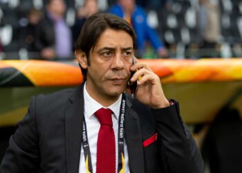 Rui Costa dá murro na mesa