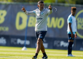 Conceição afasta quatro jogadores dos treinos