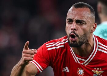 Benfica tenta vender Arthur Cabral para ir buscar mega-goleador