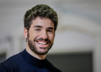 José Condessa troca carinhos na praia com futebolista do Benfica