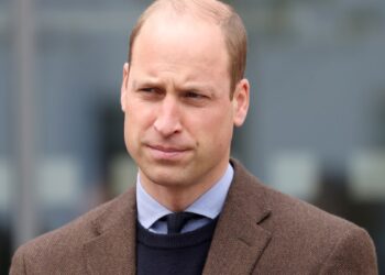 Príncipe William emociona-se ao falar da esposa