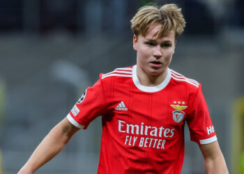 Andreas Schjelderup enfrenta paragem e tem vida difícil no Benfica