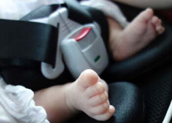 Bebé de oito semanas fica esquecida no carro e não sobrevive