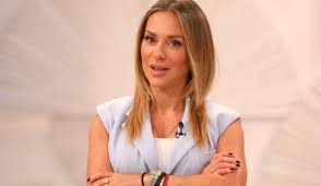 Joana Amaral Dias passa sinal vermelho e causa acidente