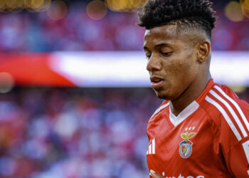 Neres furioso com Roger Schmidt