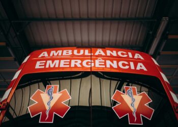 Condutor de mota morre após choque com carro em Almada