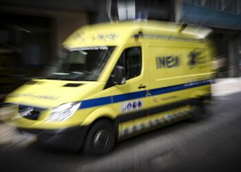 Menina de cinco anos e mulher de 25 atropeladas por carro