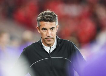 Questionado por jornalista, Bruno Lage dá murro na mesa