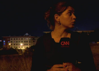 Equipa da CNN Portugal obrigada a fugir durante direto no bairro da Portela