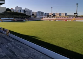 Jovem jogador do Sacavenense morre após sofrer paragem cardíaca num treino