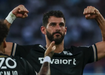 Nélson Oliveira goza com arbitragem do Dragão