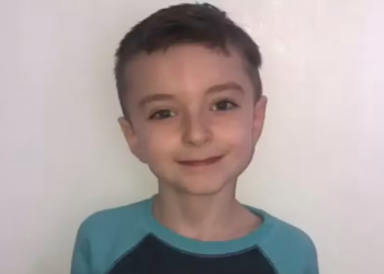 Menino de 10 anos morre debaixo da mãe