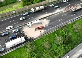 Colisão entre dois carros na A1 faz um morto e três feridos
