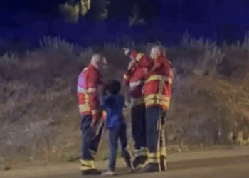 Menino de 6 anos abraça bombeiros em sinal de agradecimento