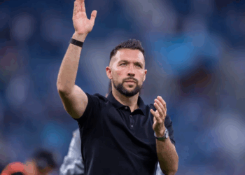 Farioli manda bocas à estratégia de Mourinho