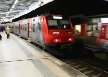 Homem cai com filho de 5 anos ao colo na linha de comboio