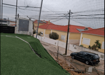 Campo de futebol desaba com a tempestade Cláudia