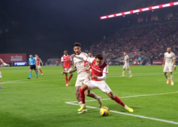 Benfica mostra novas imagens do golo da polémica