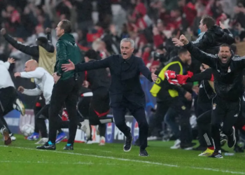 Celebração épica de José Mourinho após golo de Trubin