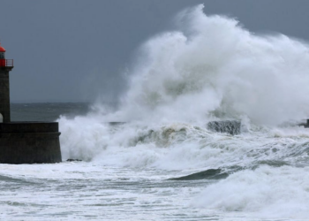 Alerta vermelho: tempestade Ingrid traz ondas acimas dos 20 metros