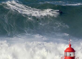 Brasileiro finta Ingrid e surfa onda de mais de 25 metros na Nazaré