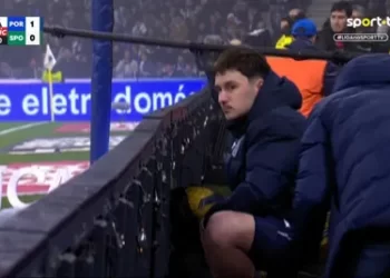 Apanha-bolas do FC Porto esconderam bolas nos minutos finais do clássico