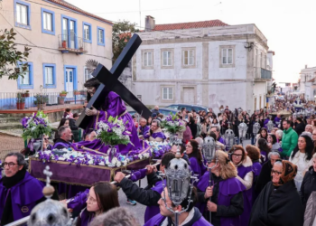 Carro causa o pânico durante procissão na Nazaré