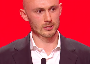 Aursnes discursa em bom português e arranca aplausos