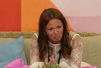 Eva desaba em lágrimas após ser humilhada em direto