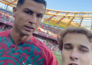 Jovem invade campo e resposta de Ronaldo está a dar que falar