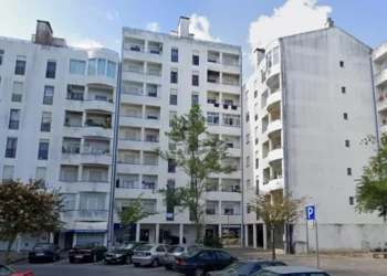 Reação da mãe após companheiro saltar com a filha do 8.º andar