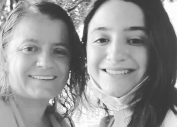 Tânia Laranjo abraça a filha na hora da maior dor