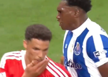 Adeptos do Benfica indignados com decisão do árbitro no lance entre Samu e Bah