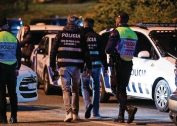 Entregou-se o condutor do veículo em que foi encontrada mulher nua