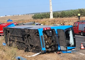 ÚLTIMA HORA: MOTORISTA MORRE E SETE PASSAGEIROS FICAM FERIDOS APÓS AUTOCARRO DA REDE EXPRESSOS CAPOTAR EM BEJA