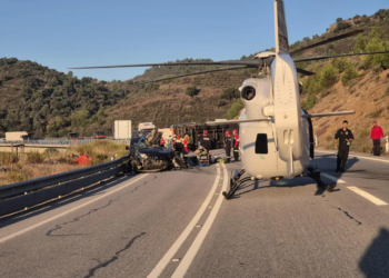 Jovem morreu após despiste de camião que tombou sobre veículos